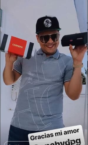 También la pareja le regaló unos lentes oscuros, los cuales le gustan mucho al cantante.