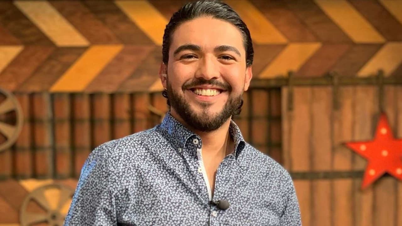 Alann Mora canta con Arturo Jaimes y los Cantantes