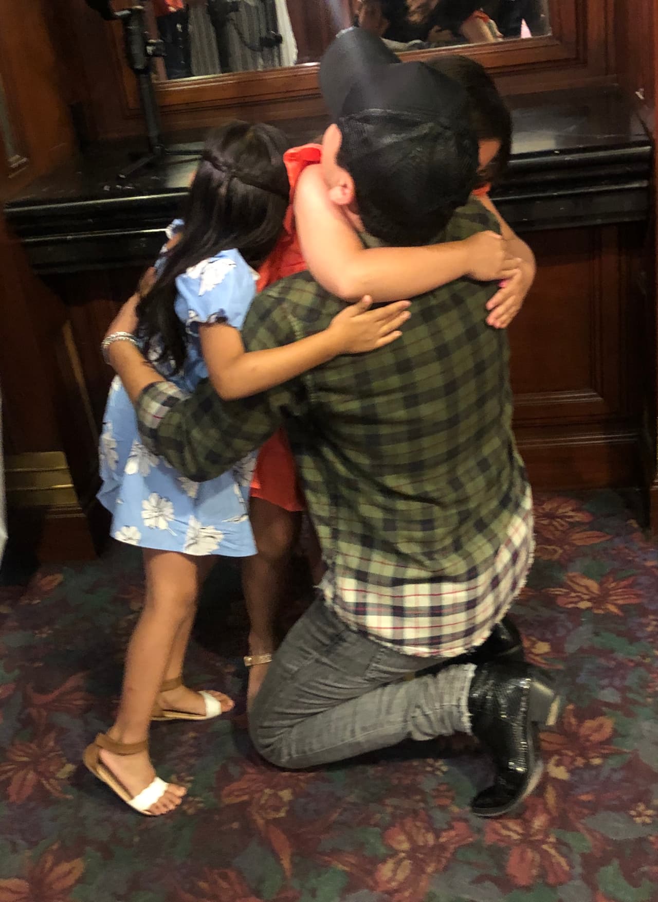 El intérprete de "Adiós Amor" les dio la ansiada rúbrica acompañada con un mensaje y se tomó fotos con las niñas que llegaron hasta el hotel donde se alojaba.