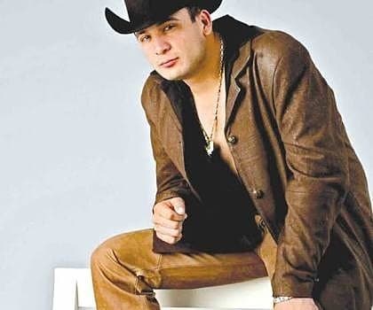 Su fama en la música de banda. Su peculiar tono de voz fue uno de sus sellos, incluso, él mismo no se consideraba un buen cantante. Cuenta con temas emblemáticos como "Lobo Domesticado", "Soy Así"," Cómo Me Duele" y "A Mis Enemigos", entre otros.