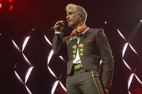 Alejandro Fernández inició con el pie derecho su gira mundial "Hecho En México" y prueba de ello son los tres anticipados llenos totales del Auditorio Nacional.