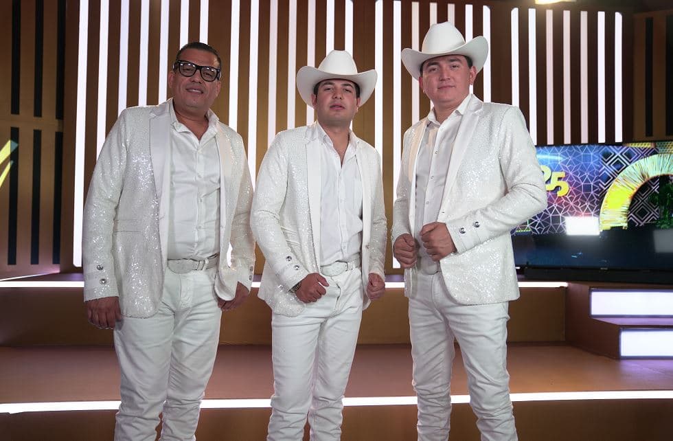 Los Plebes del Rancho de Ariel Camacho llegaron luciendo muy coordinados y con las ganas de poner en alto el sonido sierreño.