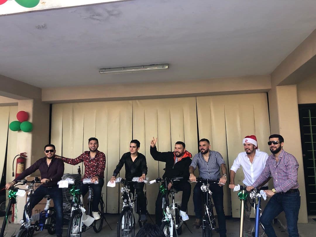 Poncho Lizárraga y compañía posaron con bicicletas y scooters que les fueron obsequiados.