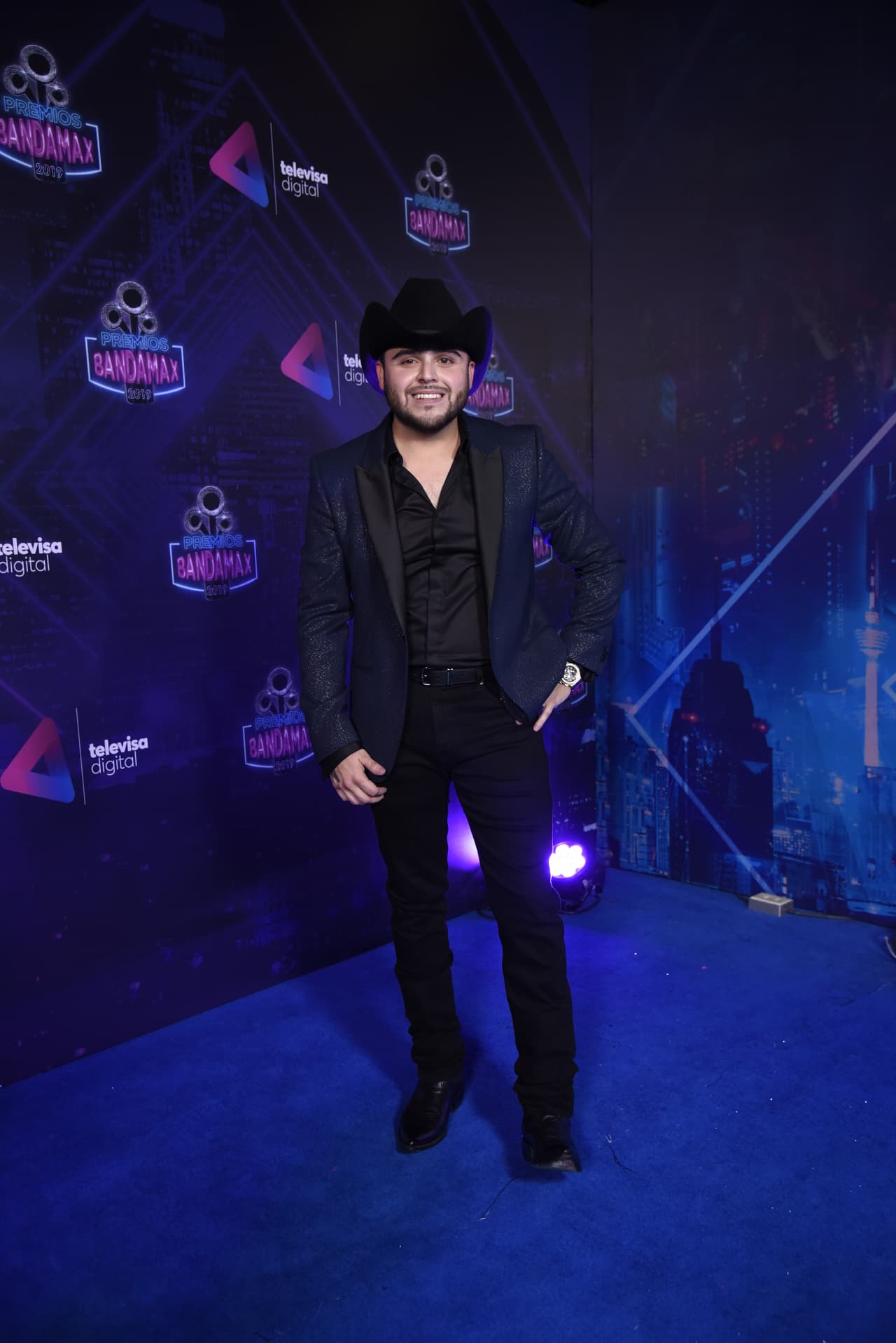 Gerardo Ortiz compartió su emoción de presentarse en los Premios Bandamax 2019 y dijo que él fue quien eligió su vestuario.