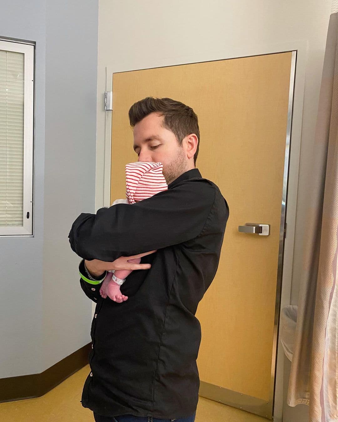 Memo Garza. El cantante de La Adictiva anunció hace unos días el nacimiento de su hija, de la que aún no da a conocer su nombre. Con un emotivo mensaje, el cantante regiomontano señaló que su bebé es uno de sus más grandes regalos que le ha dado la vida.