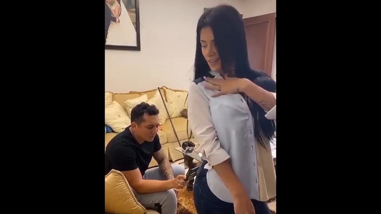 También, cuenta con una televisión y un cuadro de su boda.