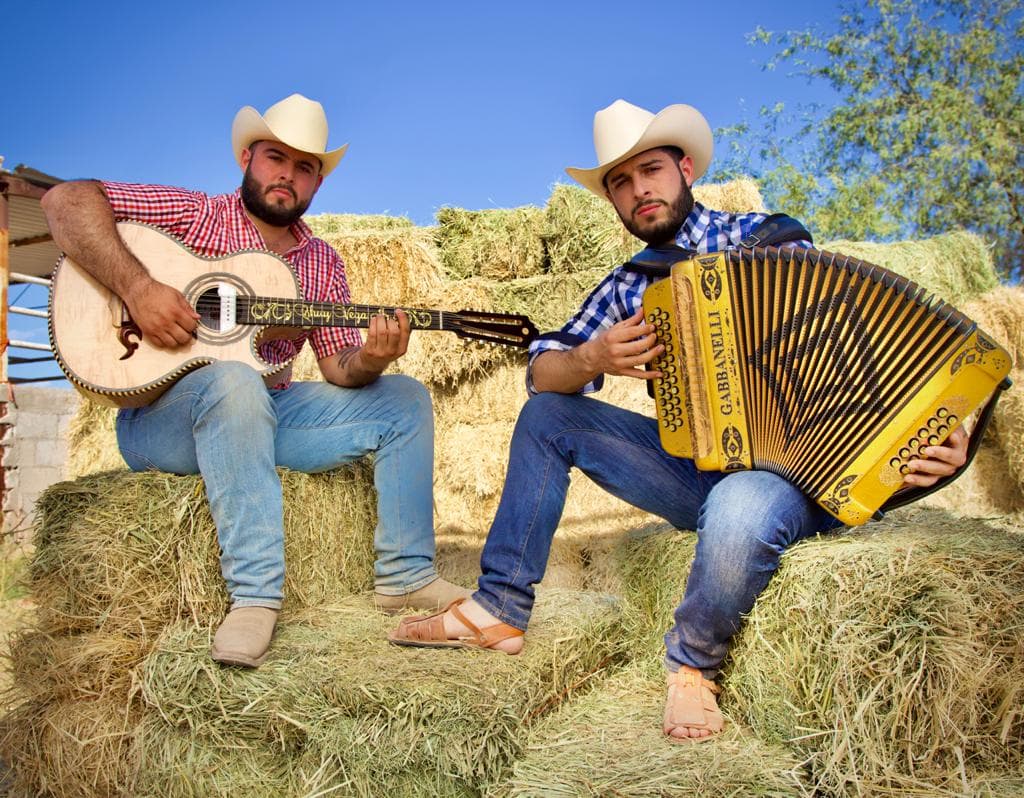Chuy y Miguel Vega iniciaron su carrera en la música en septiembre de 2010, en Hermosillo, Sonora, en unas fiestas patrias.