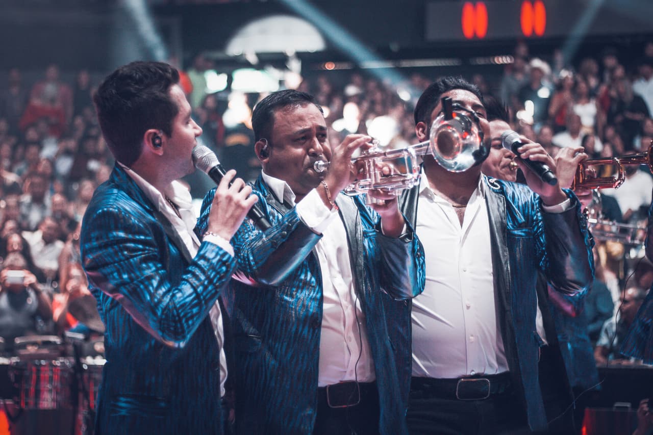 Isaac Salas y Memo Garza, vocalistas de La Adictiva, ofrecieron lo mejor del repertorio de la banda al público del Domo.