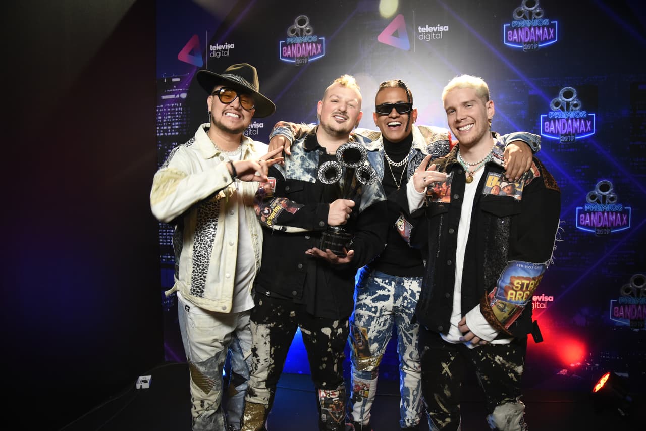 Los chicos de Piso 21 posaron con su reconocimiento al Video del Año que ganaron gracias a su colabóración con Christian Nodal, "Pa' Olvidarme de Ella".