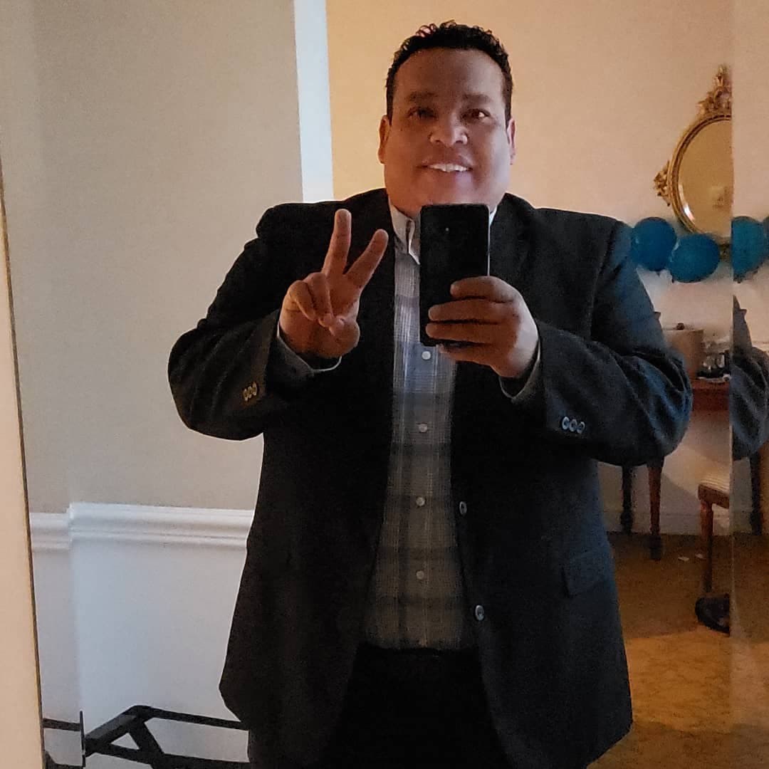 Así luce ahora uno de los vocalista de la exitosa banda Los Sebastianes, la cual ha cautivado a todo el público con su canción "A Través Del Vaso"