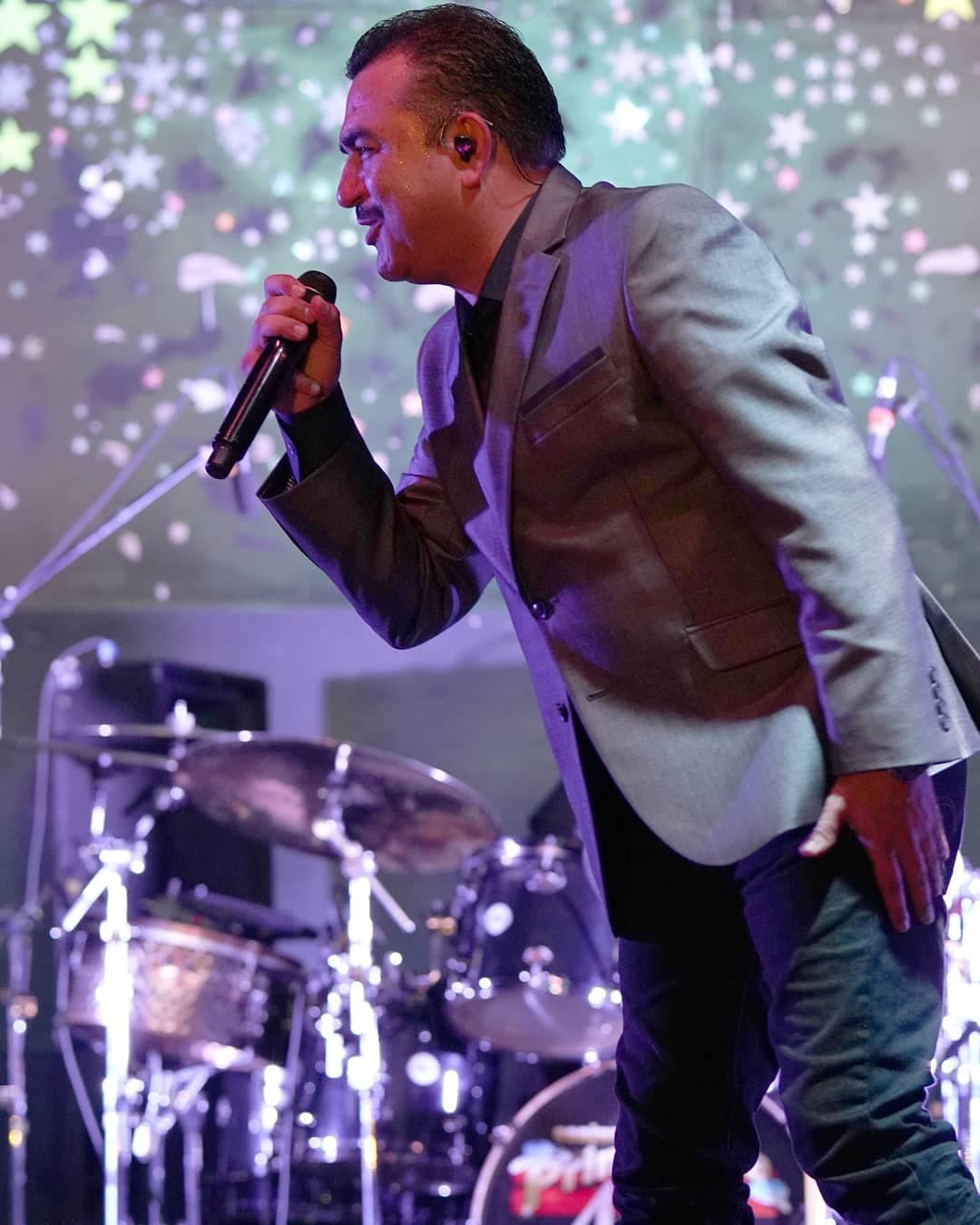 Tony Meléndez, de Conjunto Primavera, se queda sin voz y es ovacionado por el público