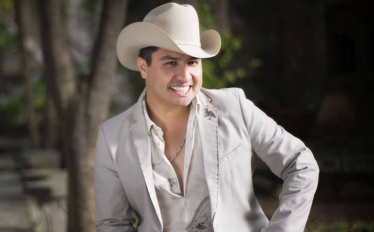 Julión Álvarez anuncia que será papá de nueva cuenta