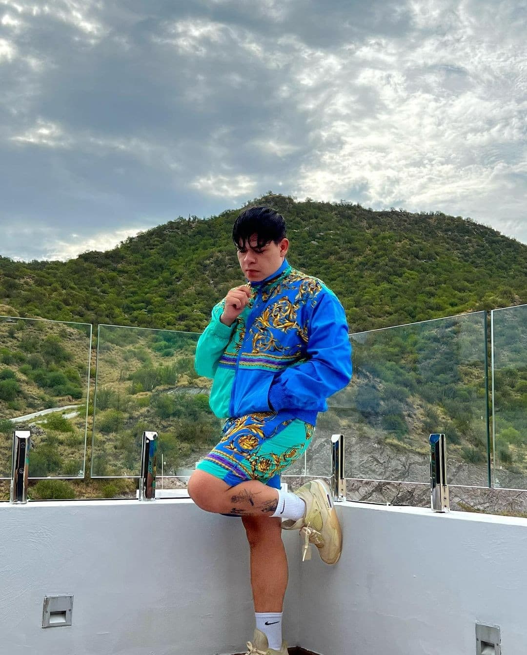 Los teniso de 40 mil pesos de Junior H.