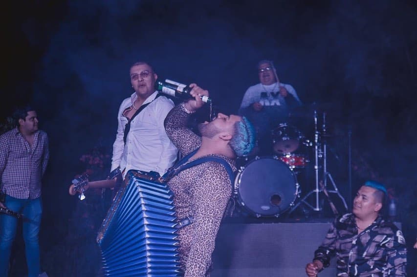 Le seguiría otra de las canciones más coreadas en los conciertos de los tijuanenses, "Pídeme", de la autoría de Horacio Palencia.
