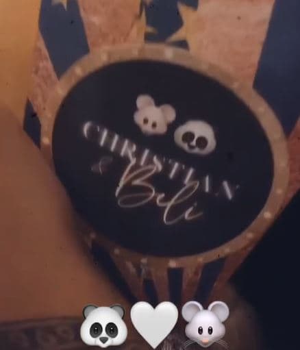 La pareja grupera también mandó a hacer varios platos personalizados, los cuales tenían el nombre de ambos.