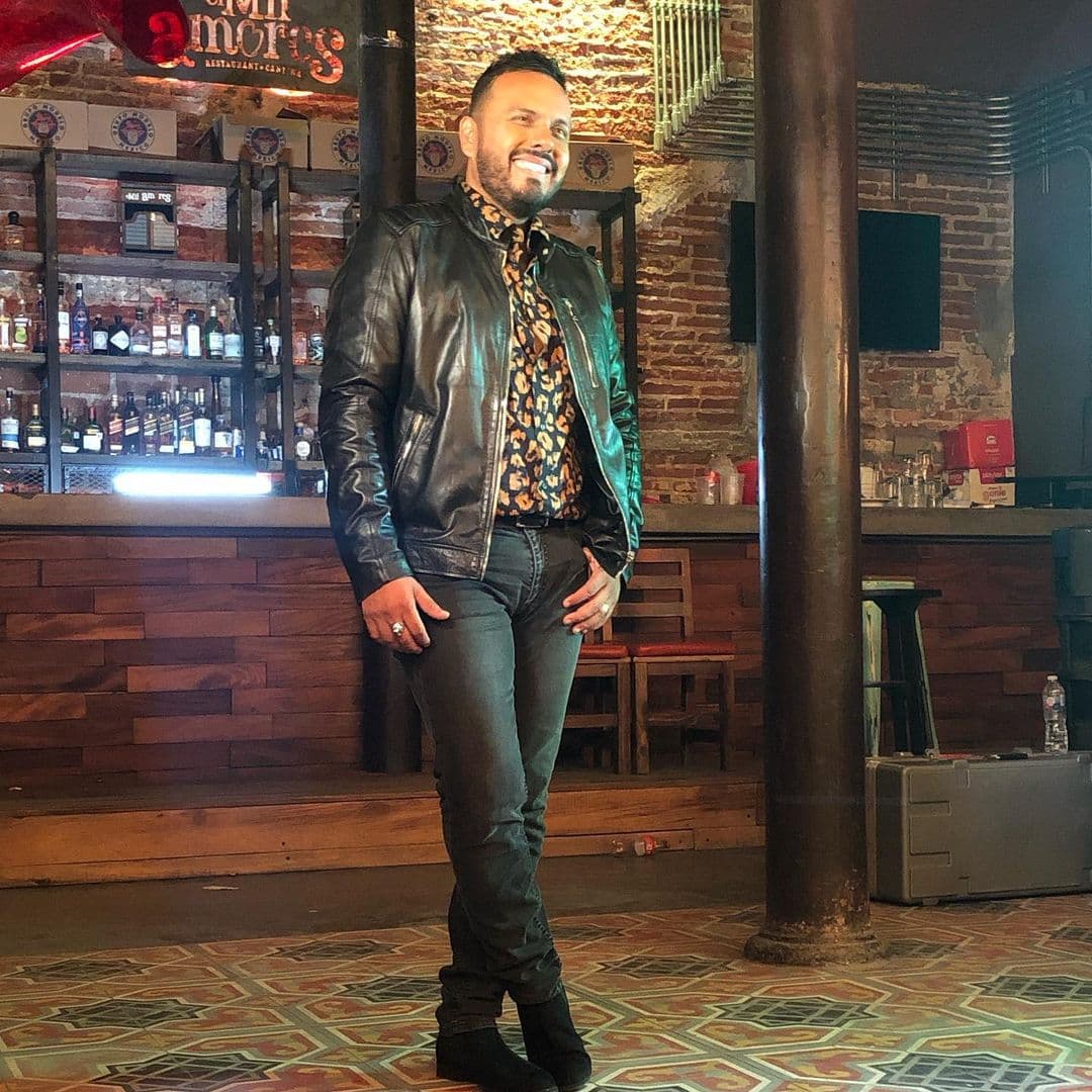 Carlos Sarabia. En 2015, el ex vocalista de Banda El Recodo pasó a ser parte de las voces de La Adictiva tras la salida de Claudio Alcaraz y Pancho Oleta. Sin embargo, el gusto duró poco, pues sólo estuvo tres años.