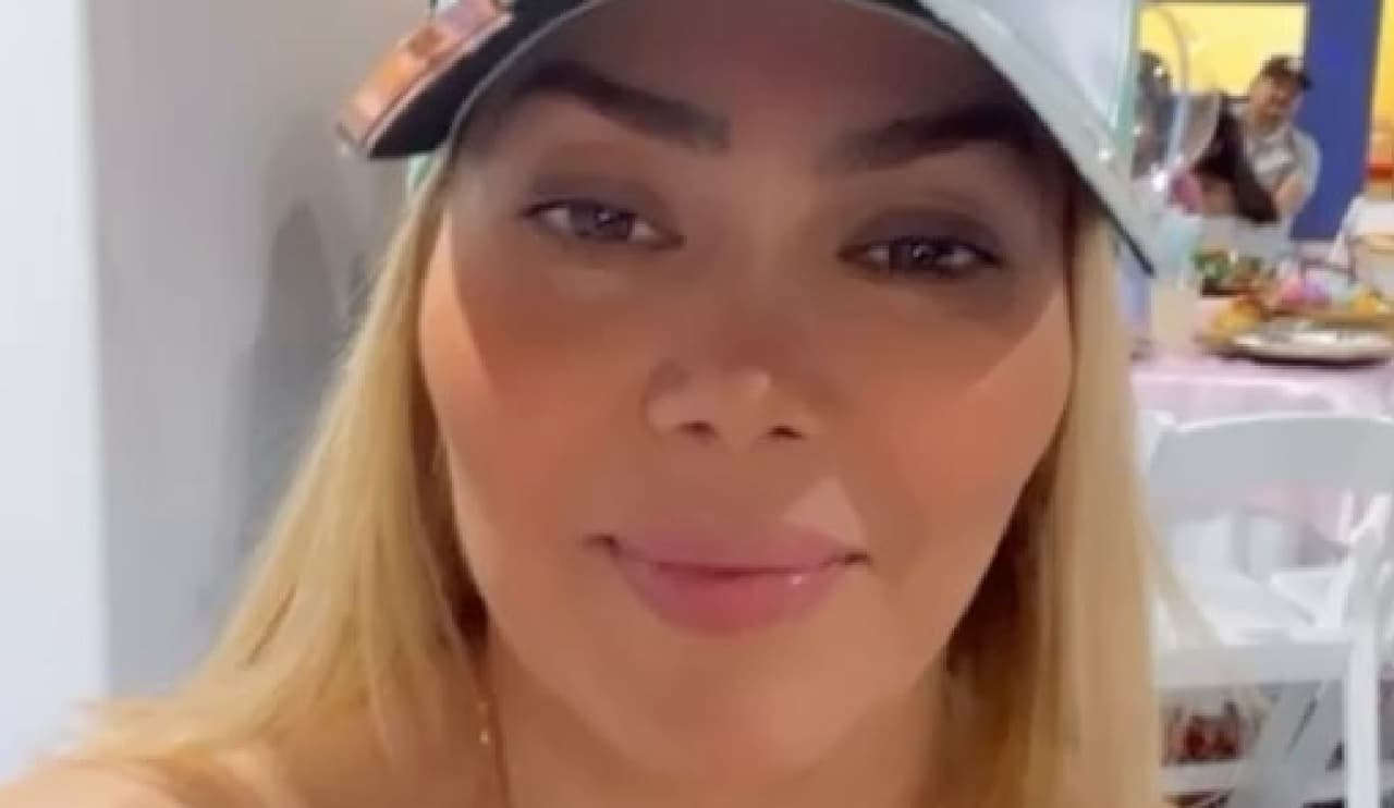 Ex esposa de Edwin Luna le responde al cantante y dice que ella sí trabaja
