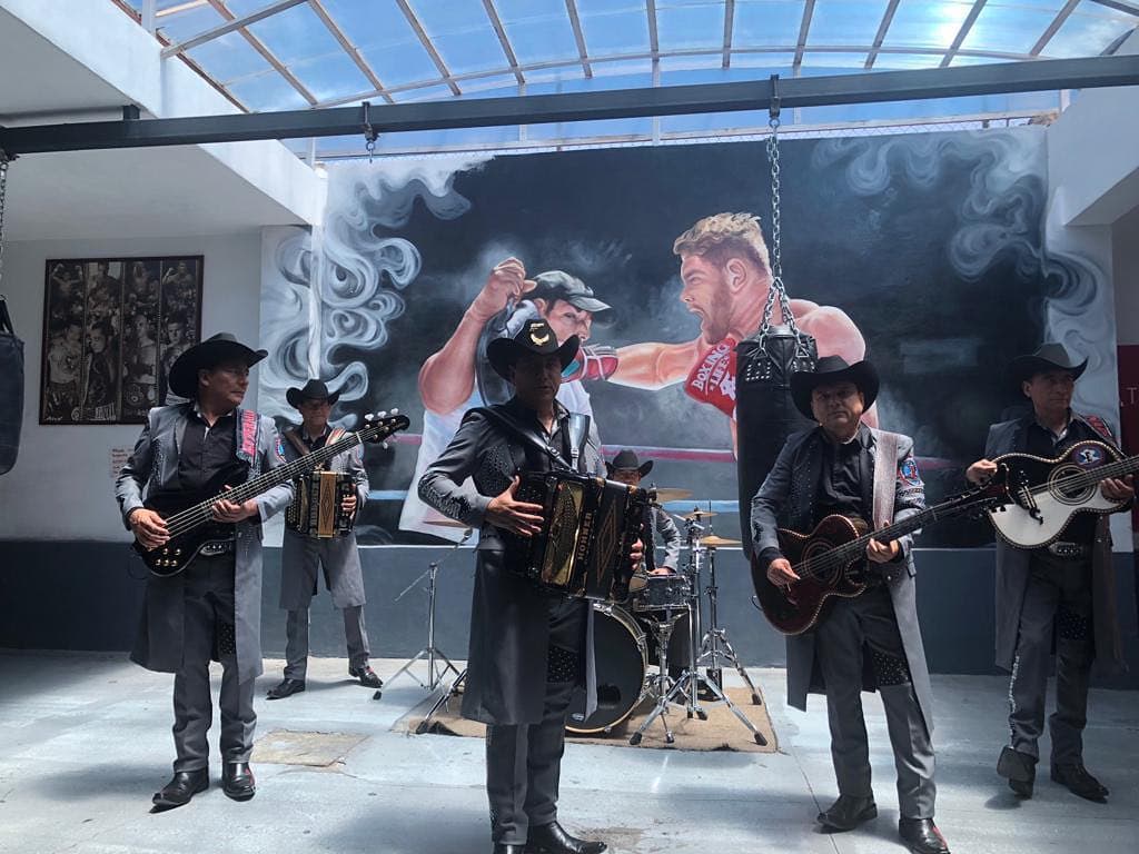 El tema hace gala de las victorias alcanzadas por el boxeador nacido en Jalisco y su empatía con la gente.