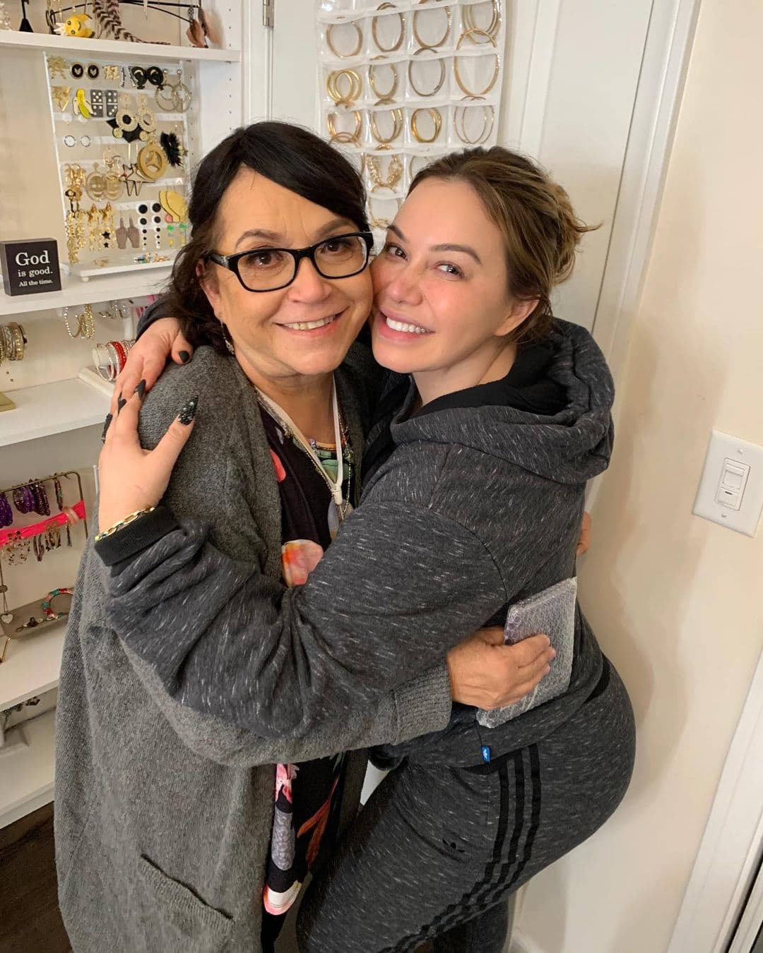 Janney Marín, Chiquis, aún tiene en su cuenta oficial de Instagram imágenes como esta en la que aparece con su abuelita Rosa.