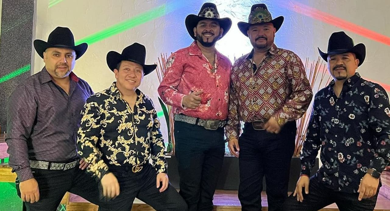 Los Viejones de Linares cocinan unos buñuelos de postre para una carnita asada