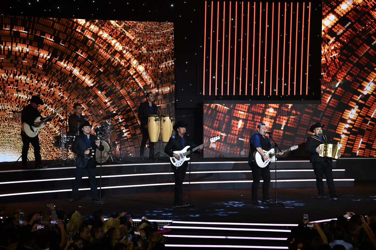 Representando al género norteño, Duelo deleitó a sus fans con el tema "Un Hombre con Suerte".