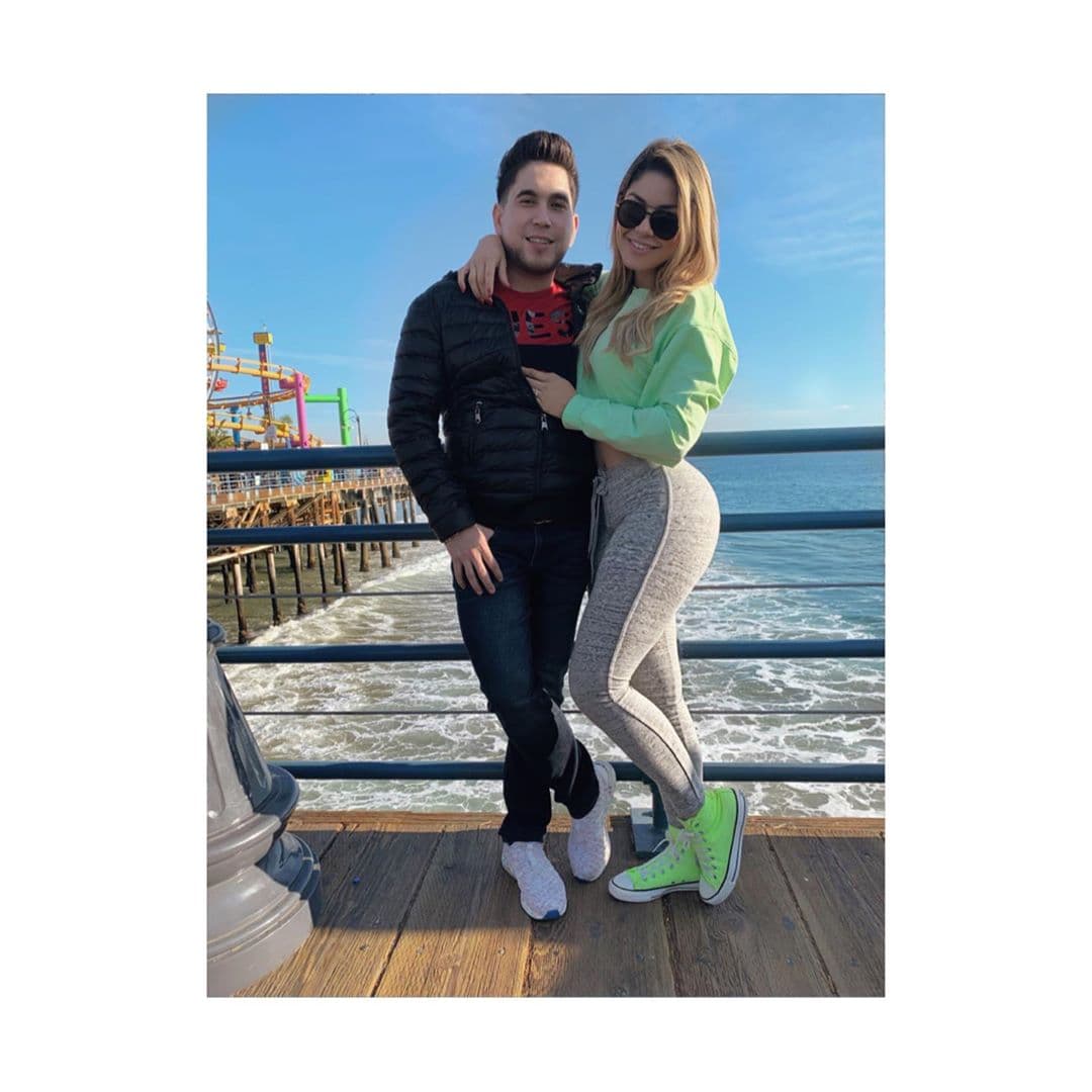 Fue la feliz novia la que presumió en sus redes sociales el momento y el accesorio dado por el llamado "Galán de la Banda".