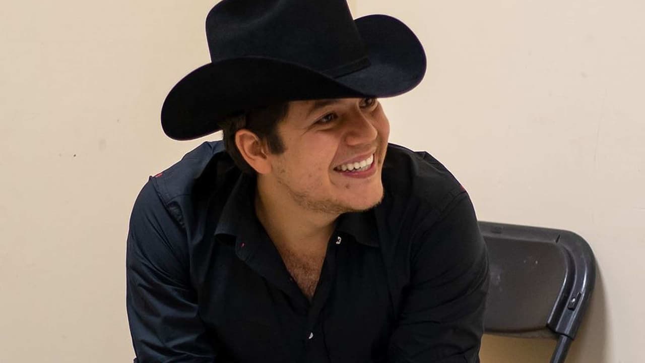 Sillazos y golpes en concierto de Remmy Valenzuela