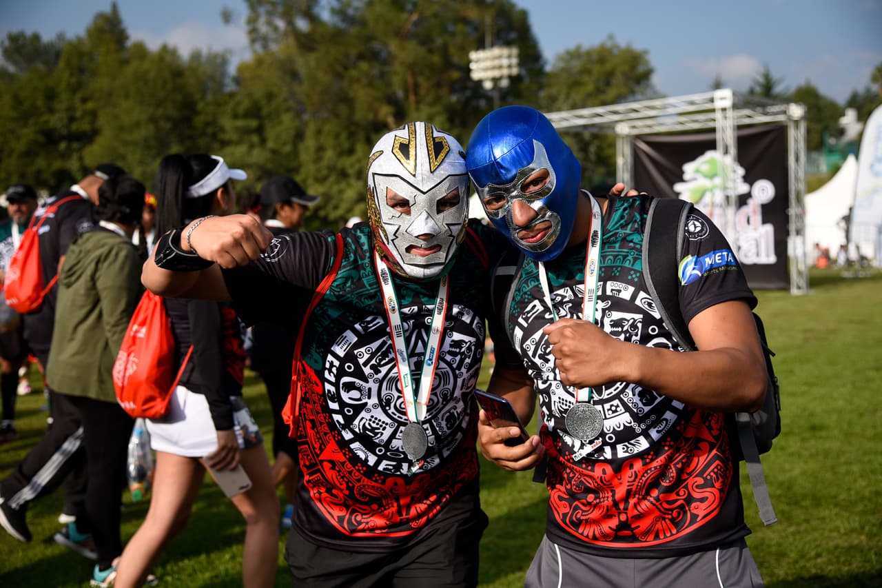 Familias y amigos disfrutaron de Méxicorriendo con máscaras de luchadores.