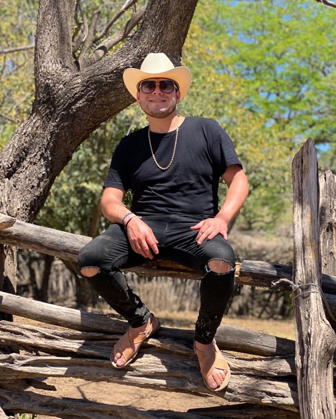 "Yo Ya No Vuelvo Contigo" viene incluida en la más reciente producción discográfica de Lenin Ramírez, "En Vivo Desde Mi Ranchito".