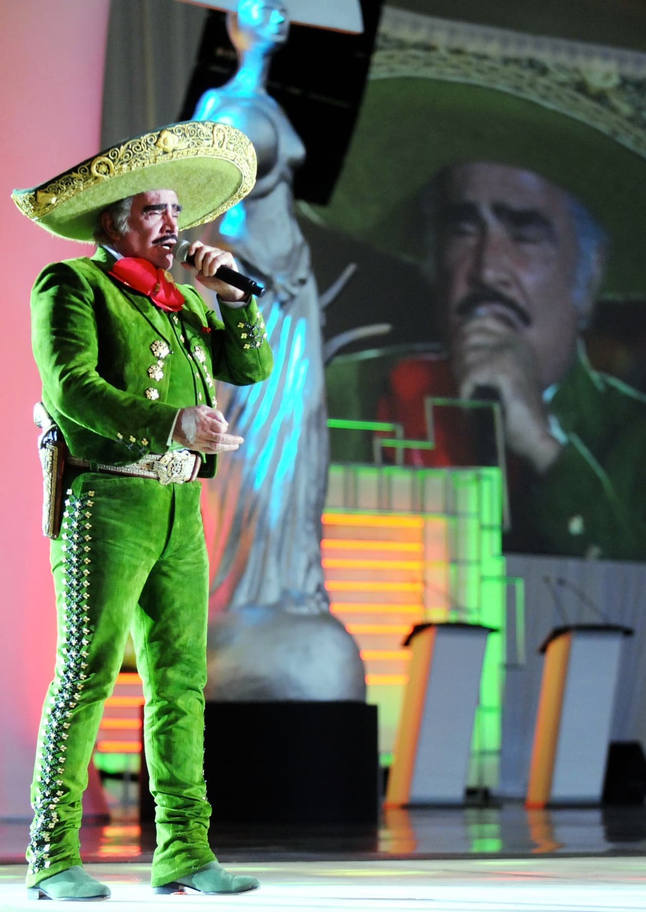 “El Rey” suma dos premios Grammy, ocho Grammy Latinos; además, cuenta con una estrella en el Paseo de la Fama de Hollywood junto celebridades de talla internacional.