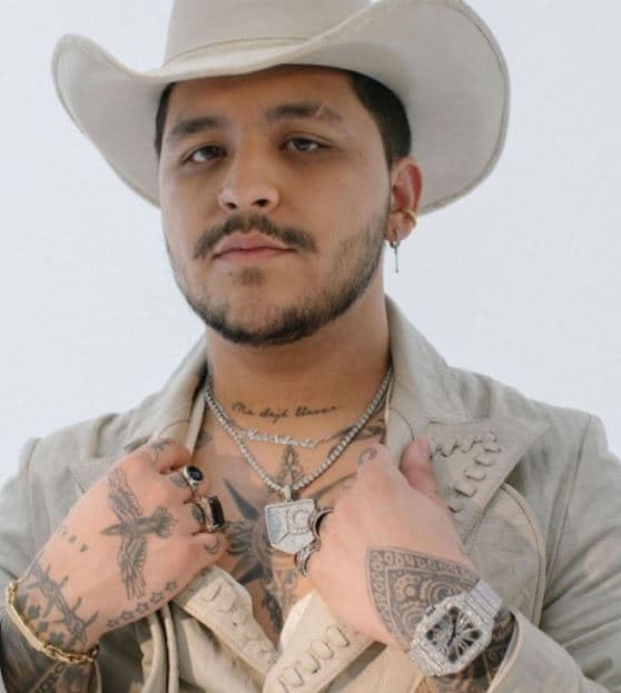 Christian Nodal es otro de los gruperos que sabe cómo consentirse, aunque al intérprete de “Aquí Abajo” le gustan más los costos relojes y cadenas.