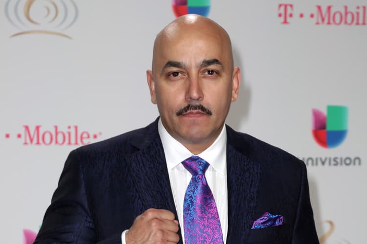 Lupillo Rivera recibe lujoso obsequio en su cumpleaños
