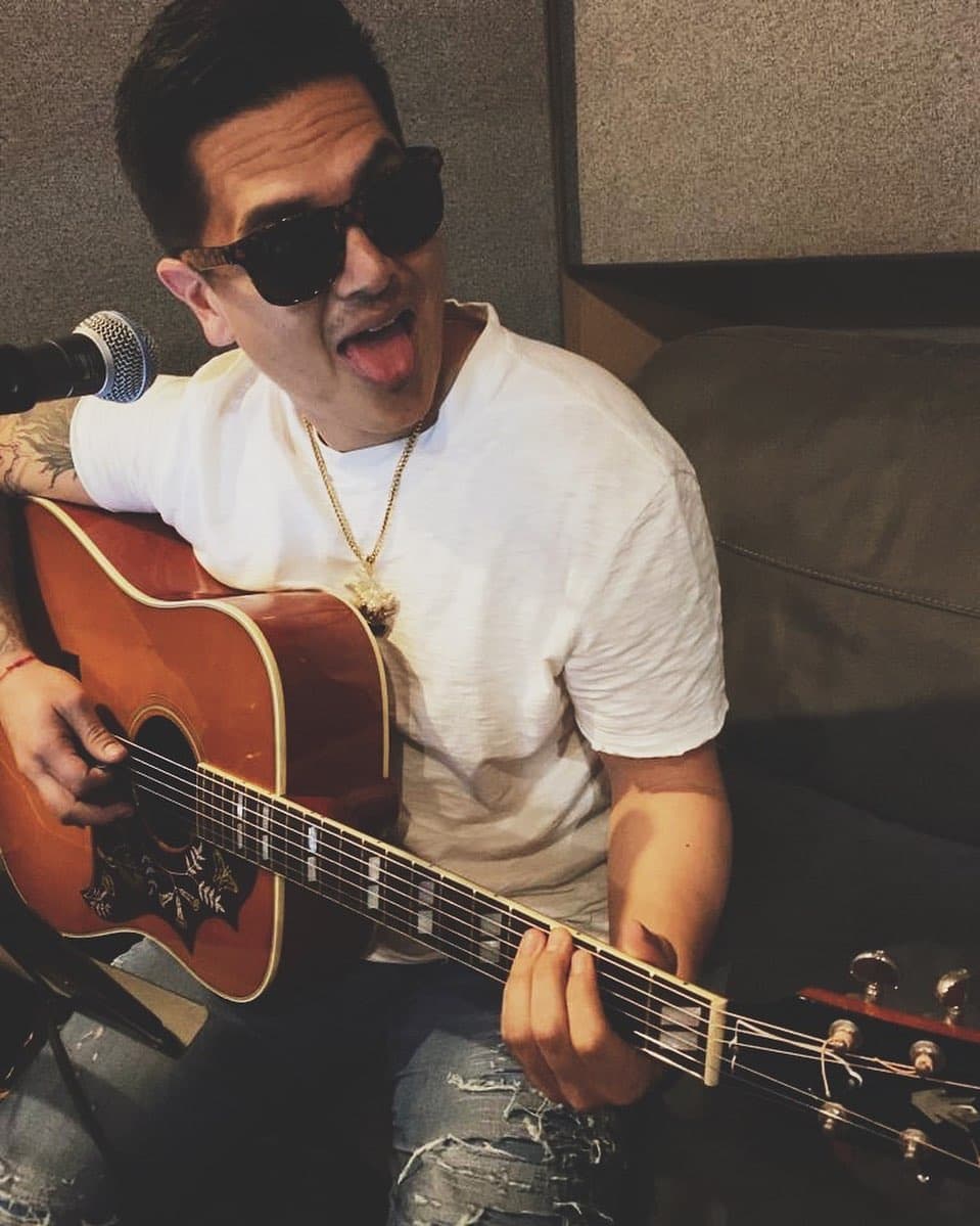 Régulo Caro estrenó su álbum "Mi Guitarra y Yo (Vol. 4)".