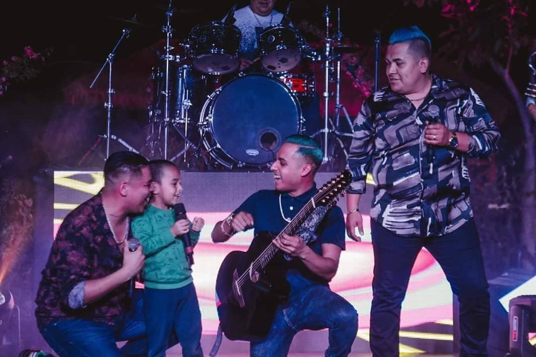 El gran cierre de la noche vendría con "El Amor No Fue Pa' Mí", el tema que lanzara Calibre 50 en 2015 y que, en su versión de 2019, con Grupo Firme, se convertiría en una de las canciones infaltables en toda fiesta.