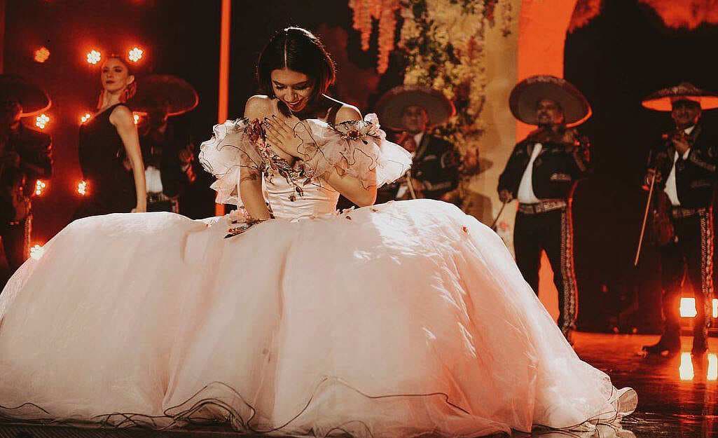 Ángela Aguilar pierde su falda durante concierto y demuestra su profesionalismo