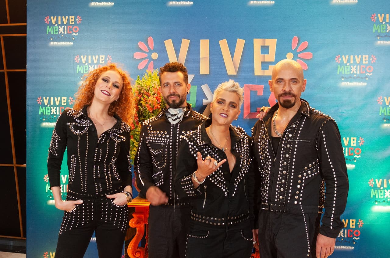 Kabah llega a Vive México para aportar su frescura al ritmo del pop. La agrupación que nació en la década de 1990 ha conquistado al público con canciones como: “La Calle de las Sirenas”, “Casi al Final”, “La Vida que Va”, entre muchas otras.