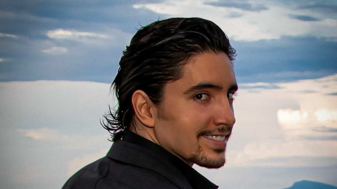 Alex Fernández complace a sus fans y les canta a capela a través de sus redes sociales