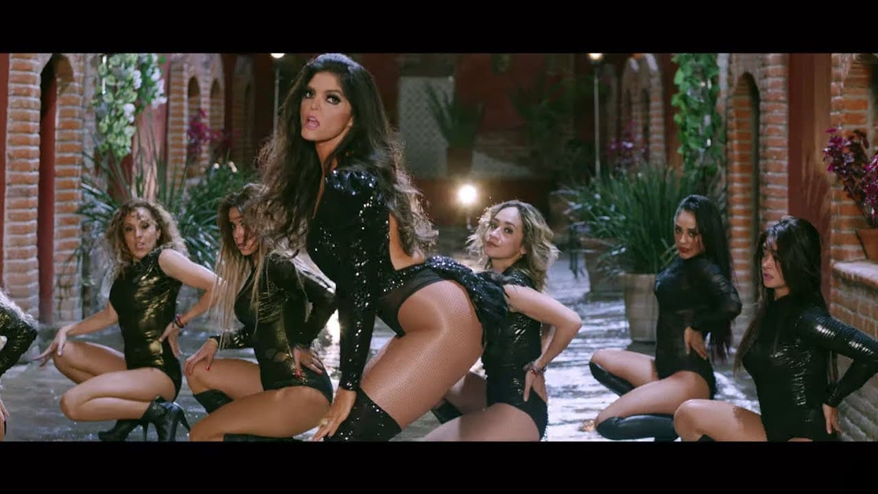 En el video de "Que Poca", la intérprete de "Bandido" y "La Trampa" luce su espectacular figura.