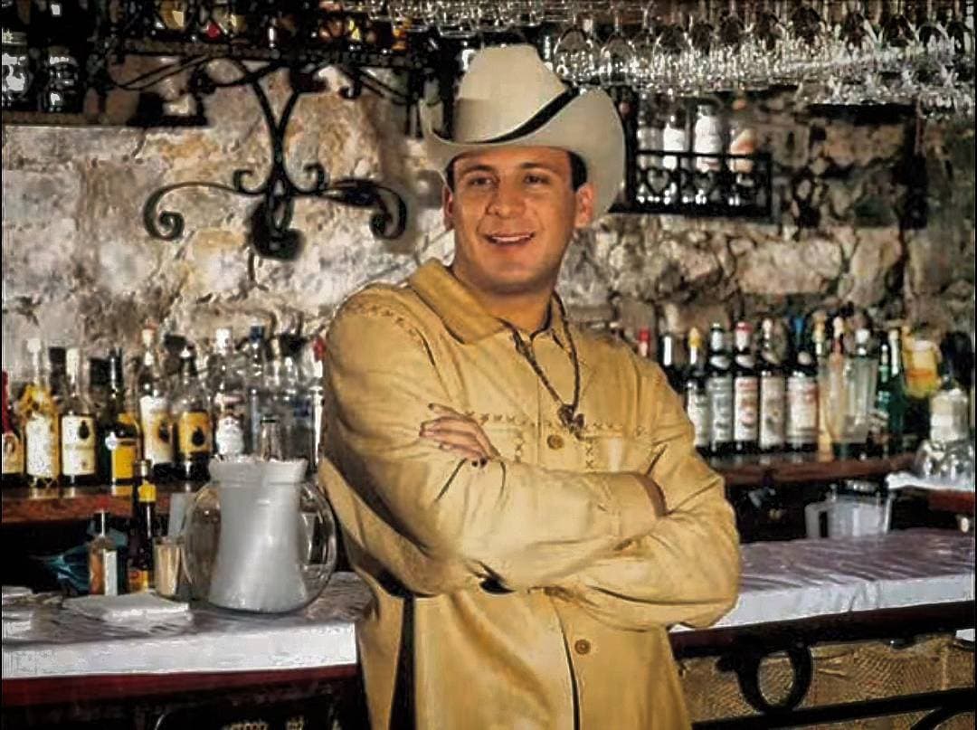 Se realizaron 75 detonaciones, la cuales causaron la muerte del cantante, así como de su chofer, Raymundo Ballesteros, y su representante y amigo, Mario Mendoza. Su primo, Fausto "Tano" Elizalde, logró salir con vida del atentado.