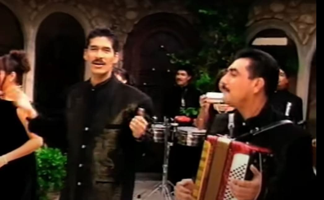En 1999 entraron tres vocalistas a Los Ángeles Azules, Marco Antonio Vargas, Carlos Montalvo y Valentín Garza, para participar en el afamado disco "Una Lluvia de Rosas". En este álbum destacan los éxitos "El Listón de Tu Pelo", "17 Años", "20 Rosas" y "Sin Ti No Sé Vivir".