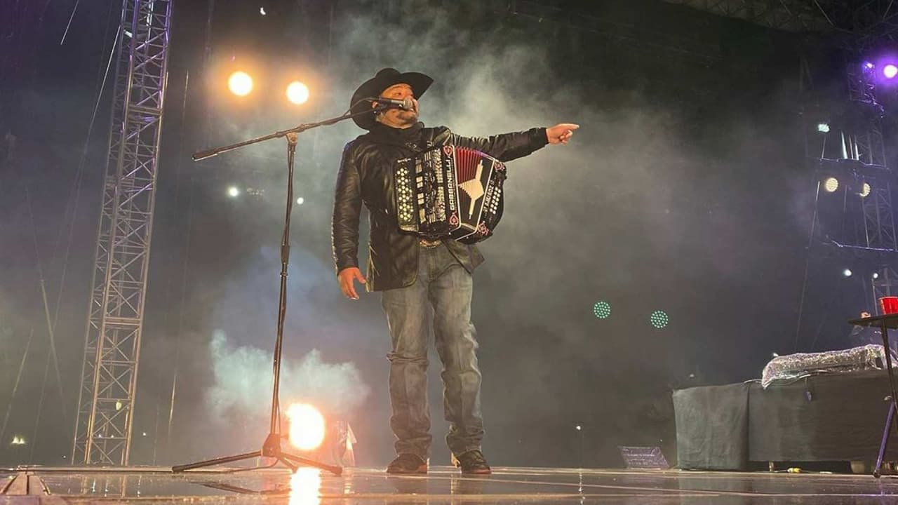 Así corearon '¿Y Todo Para Qué?' los asistentes al concierto de Intocable en Toluca