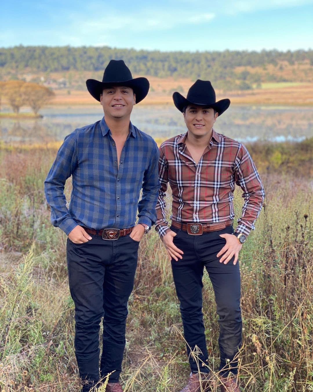 "Nadie Como Tú" es el título del nuevo sencillo de Los 2 de la S, un tema que muestra una faceta diferente del dueto conformado por Johnny Zazueta y Omar Tarazón.