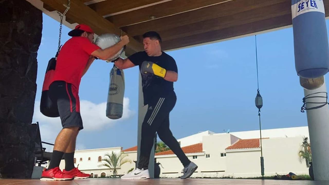 El 'Rocky de la Banda', así le entra Walo Silvas, de Banda MS, a las clases de boxeo