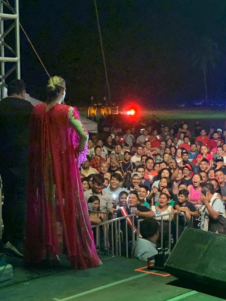 La cantante mexicana llenó de energía a los presentes, incluso subió a las estructuras del escenario para alcanzar a los que se habían dado cita a su evento.