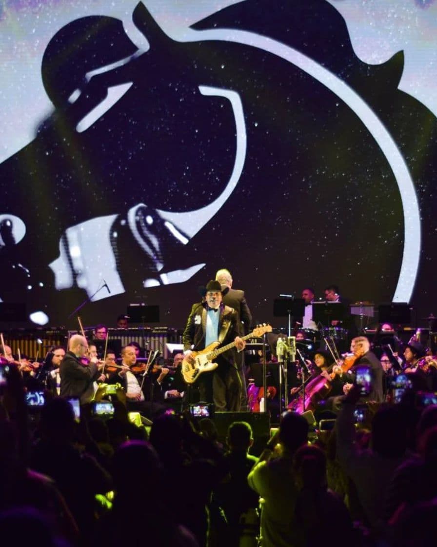 Bronco hace historia al tocar sus éxitos en su primer concierto sinfónico