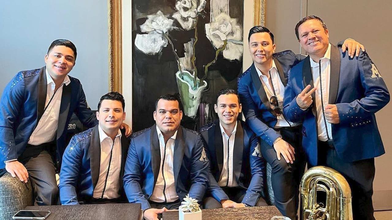 La Arrolladora enloquece en el camión de sus giras y arma tremendo pachangón