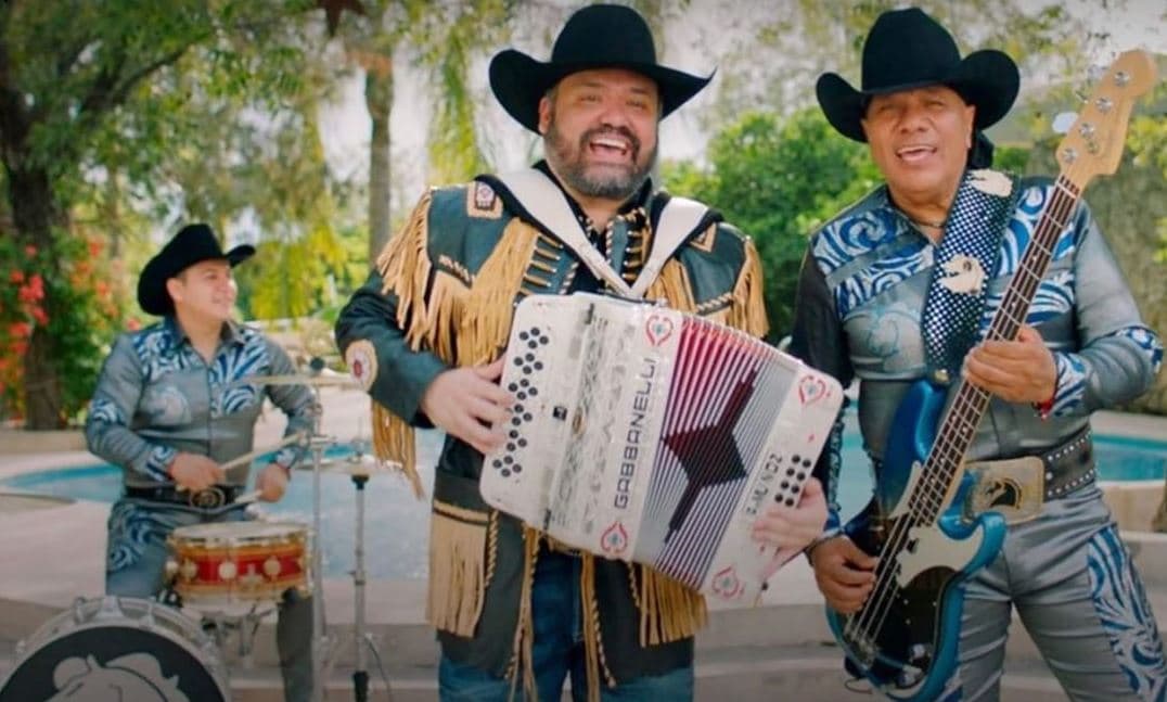 La mancuerna entre Bronco y Ricky Muñoz en el tema "Voy A Tumbar La Casita" ya se puede disfrutar ahora en video.