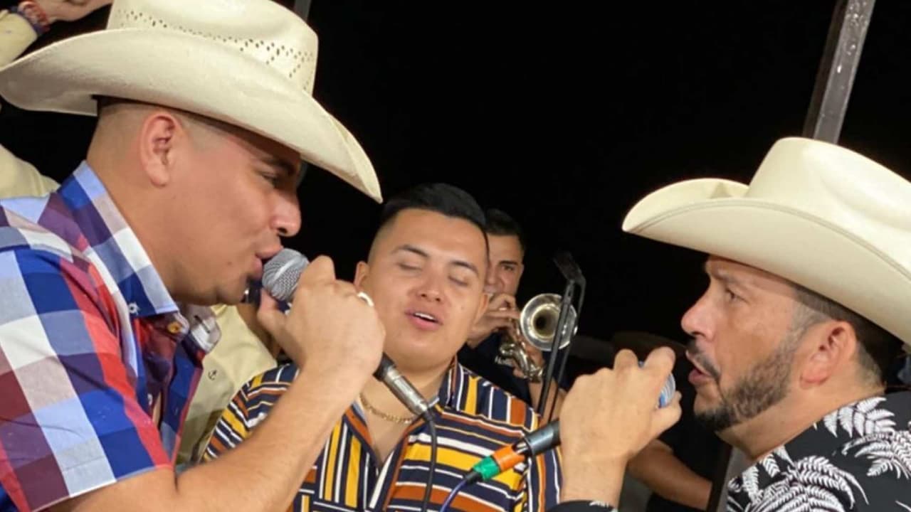 Así suena el dueto entre 'El Flaco' y Grupo Firme, interpretando 'Ando Bien Pedo'