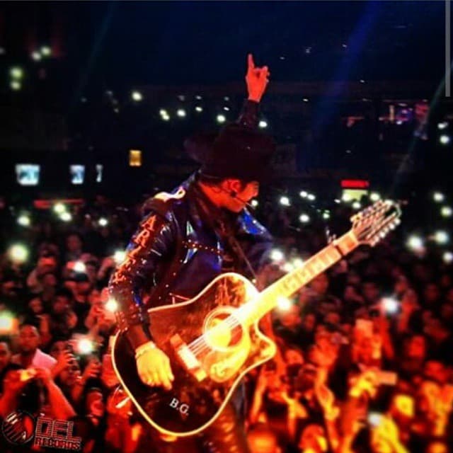 Conocido como "La Tuyia" o "El Rey de Corazones", nació el 8 de julio de 1992 en Guasave, Sinaloa. Su abuelo José Barraza Gómez le regaló su primera guitarra.