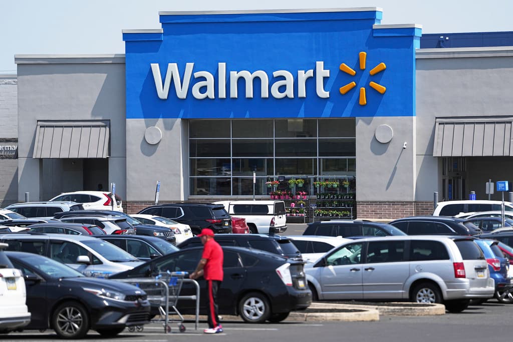 Walmart despide a empleados con TPS y 'parole' humanitario tras los fallos de la Corte Suprema